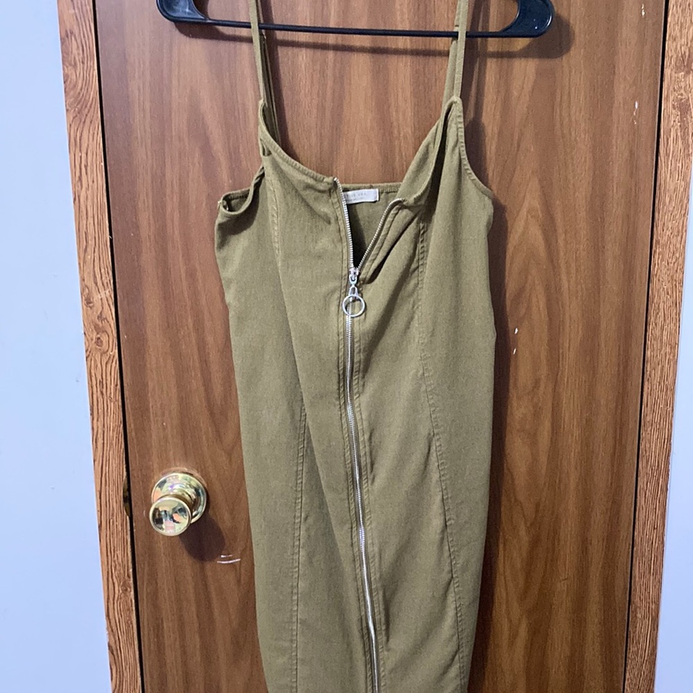 Green right zip up dress with skinny straps tats are adjustable